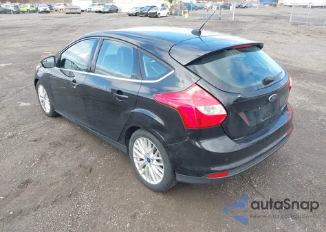 2014 Ford Focus Titanium z USA, uszkodzony, nr VIN 1FADP3N23EL462900